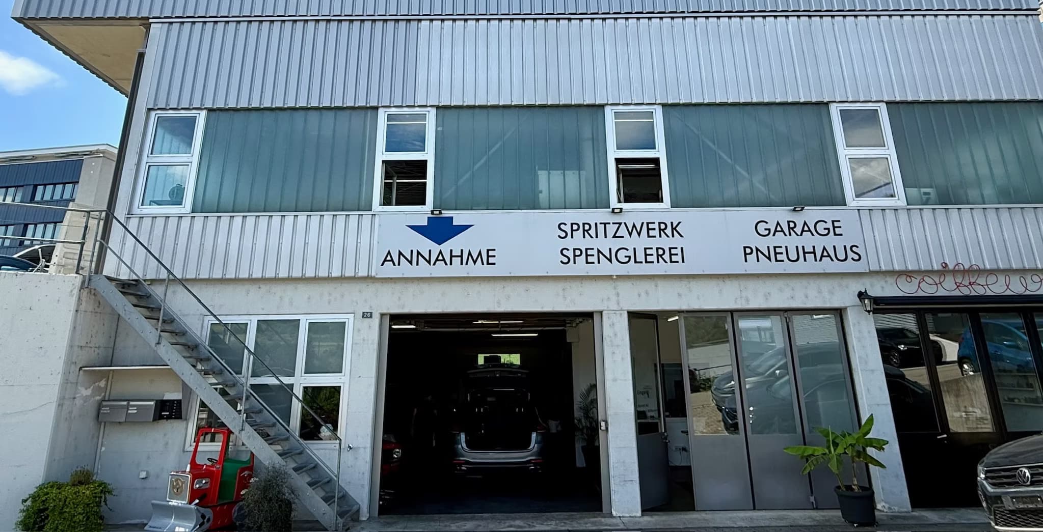 Gebäude der Borioli AG an der Grossmattstrasse 26 mit Annahme, Spritzwerk, Spenglerei, Garage und Pneuhaus